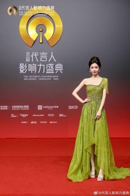 Сун и привлекла внимание на красной дорожке в длинном градиентном платье от синего к зелёному, мерцающем как чешуя бойцовской рыбки. 05 Сун и привлекла внимание на красной дорожке в длинном градиентном платье от синего к зелёному, мерцающем как чешуя бойцовской рыбки. 05