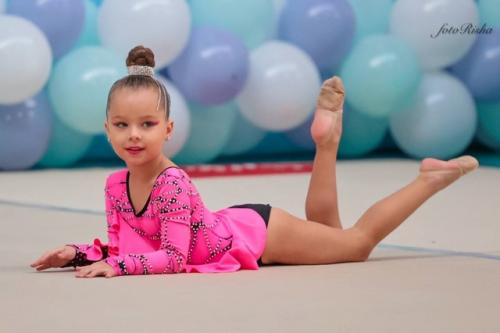 Сейчас мы вам расскажем для чего нужен гимнасткам яркий образ! 01