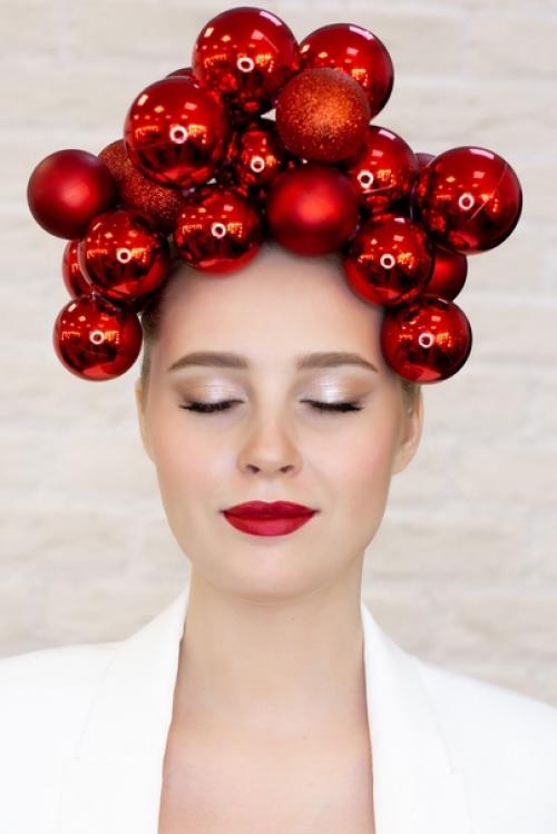 Второй образ. Эти новогодние яркие шарики не оставили равнодушными никого. 01