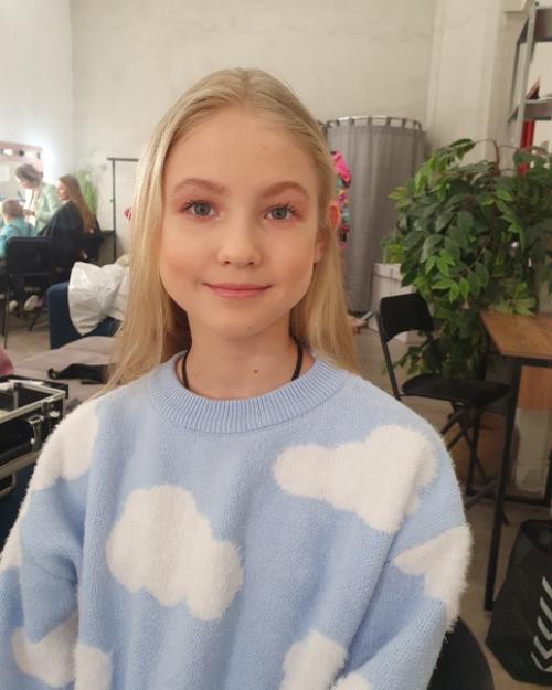 Прически и укладки от меня плюс помощь в макияже для детей модельного агенства. 03