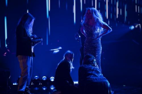 За каждым моментом в свете софитов стоит целая команда, которая сияет не менее ярко! 03