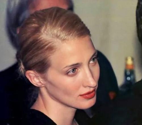 Как повторить культовый образ кэролин бессетт? 02