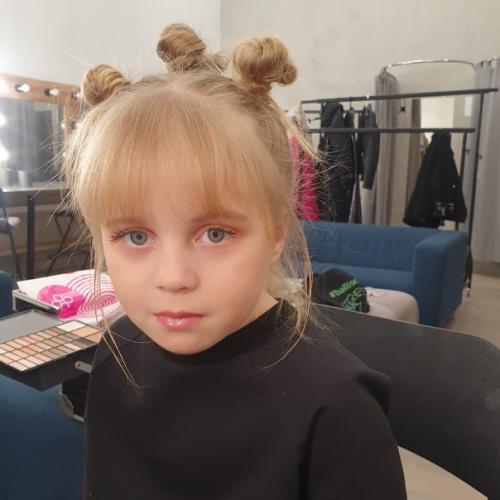 Прически и укладки от меня плюс помощь в макияже для детей модельного агенства. 02