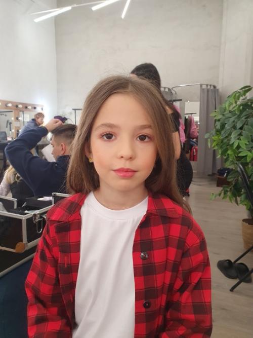 Прически и укладки от меня плюс помощь в макияже для детей модельного агенства. 04