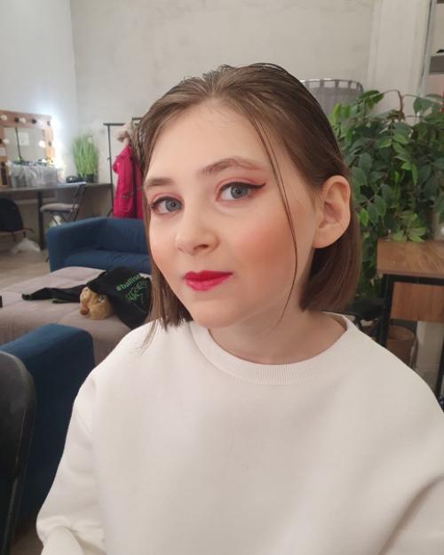 Прически и укладки от меня плюс помощь в макияже для детей модельного агенства. 01