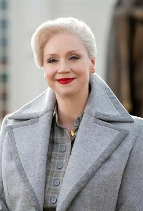 Бриенна тарт- очень высокая, крупная, сильная женщина, которая мастерски управляется с мечом и мечтает стать рыцарем. 01