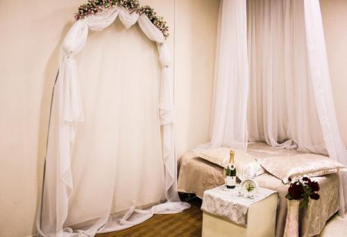 Фотографирую в студии, также мы делаем прически, макияж, подбираем образ для фотосессии, так что приходите к нам в гости. 02