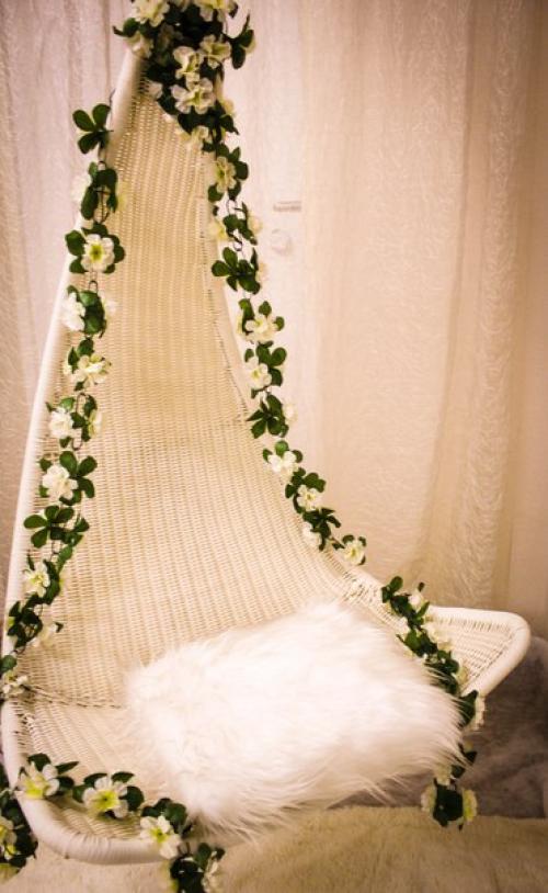 Фотографирую в студии, также мы делаем прически, макияж, подбираем образ для фотосессии, так что приходите к нам в гости. 05