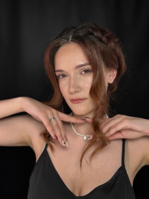 Нежная прическа и макияж - это стильный и женственный образ, который подчеркивает естественную красоту и создает романтичный и утонченный вид. 01