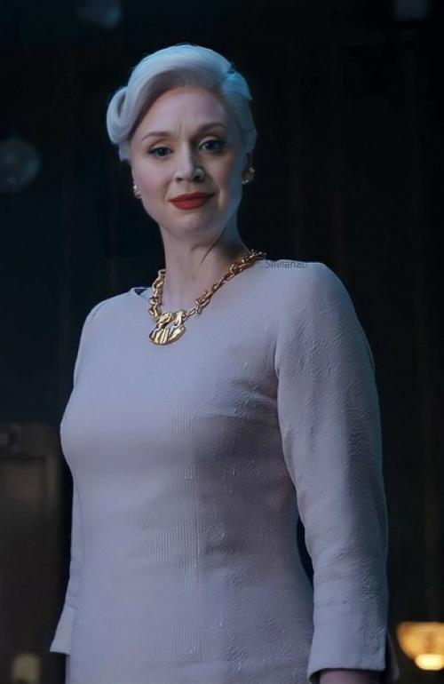 Бриенна тарт- очень высокая, крупная, сильная женщина, которая мастерски управляется с мечом и мечтает стать рыцарем. 02