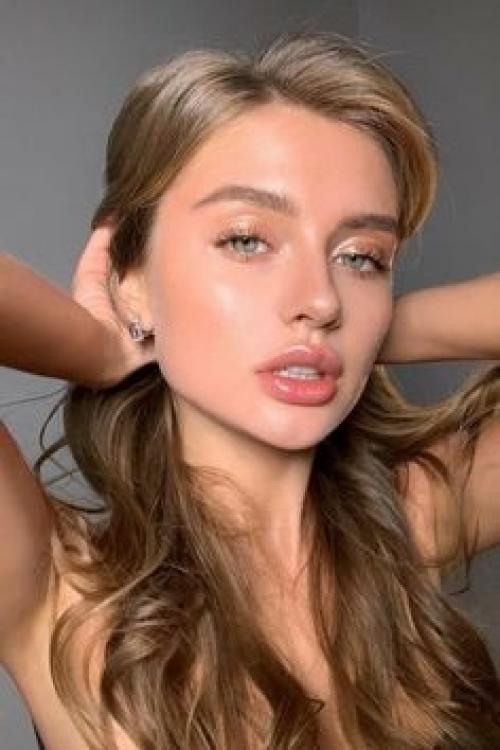 На трансляции важно выходить не только с хорошим настроением, но и внешне подготовленной и опрятной. 01