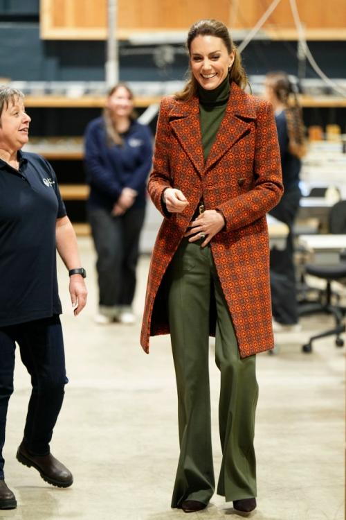 Стильный образ.  44-Летняя кейт миддлтон в рамках очередной поездки в Уэльсе побывала. 01