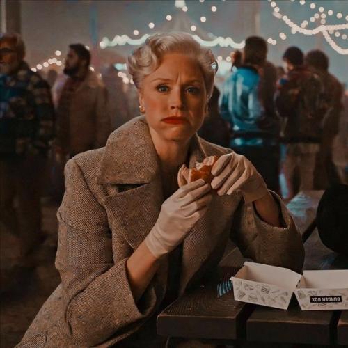 Бриенна тарт- очень высокая, крупная, сильная женщина, которая мастерски управляется с мечом и мечтает стать рыцарем. 05