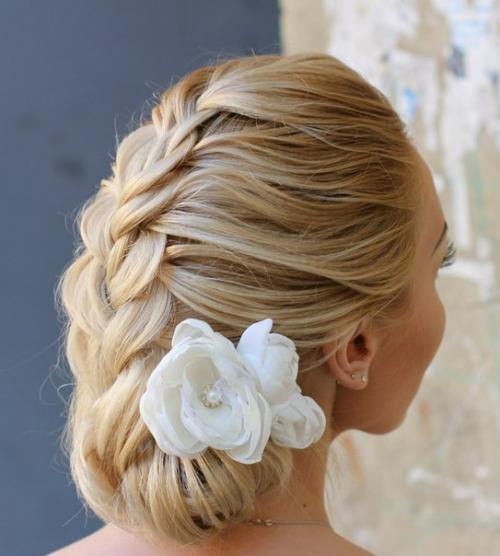 Прическа и макияж - эти две вещи необходимы. 02