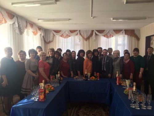 В преддверии 8 марта в центре детского творчества необычно поздравили женщин - руководителей. 08