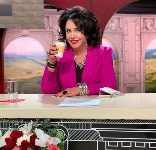 Обновив прическу и сделав удачный макияж, бабкина опубликовала в своем блоге фотографии в новом образе. 02