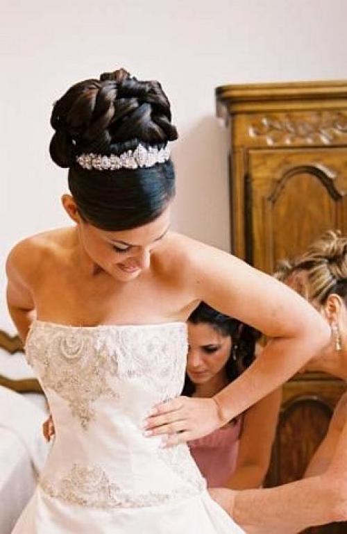 Прическа и макияж - эти две вещи необходимы. 06