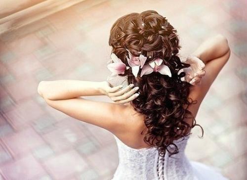 Прическа и макияж - эти две вещи необходимы. 03