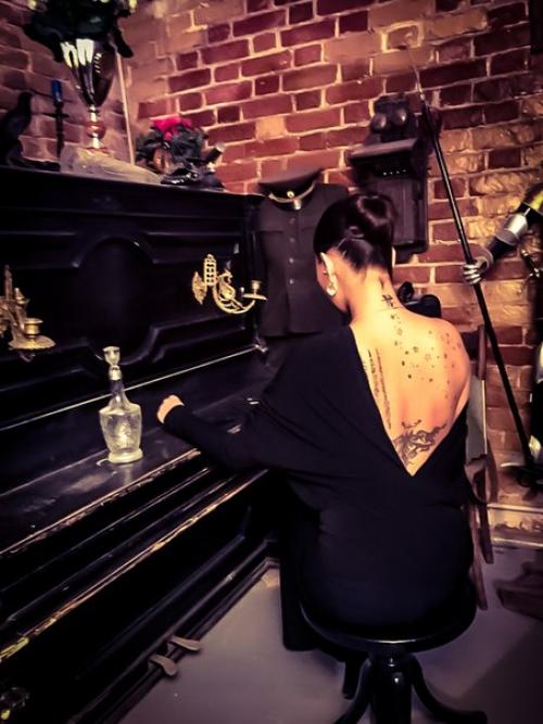 Наша студия сотрудничает с фотографами, в нашей студий вы можете собрать весь образ, прическа, макияж. 02