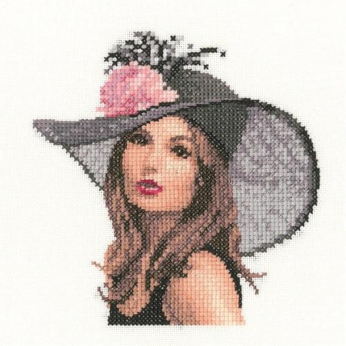 Женский образ создается из нескольких составляющих - прически, наряда, макияжа, обуви и аксессуаров. 01