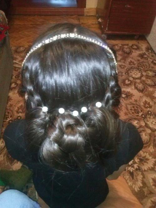 Делаю маникюр - 200 гелевое покрытие, педикюр - 200, прически - 150, макияж - 100. 02