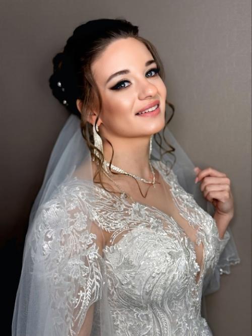 В день вашей свадьбы каждый момент должен быть незабываемым, и макияж с прической играют в этом особую роль. 06