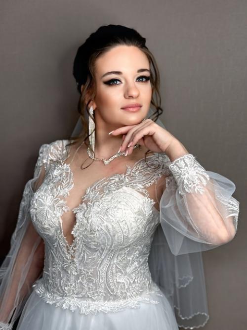 В день вашей свадьбы каждый момент должен быть незабываемым, и макияж с прической играют в этом особую роль. 01