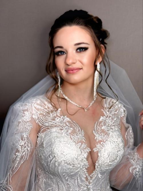 В день вашей свадьбы каждый момент должен быть незабываемым, и макияж с прической играют в этом особую роль. 08