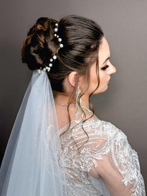 В день вашей свадьбы каждый момент должен быть незабываемым, и макияж с прической играют в этом особую роль. 05