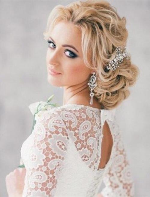 В случае если вы одна из тех счастливиц, у которых назначена свадьба на 2016 год, то вы уже должны начать искать идеи для свадебного образа. 02