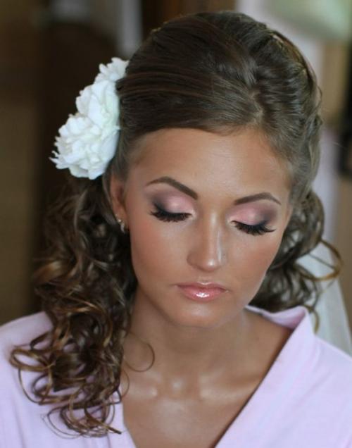 Прическа и макияж - эти две вещи необходимы. 04