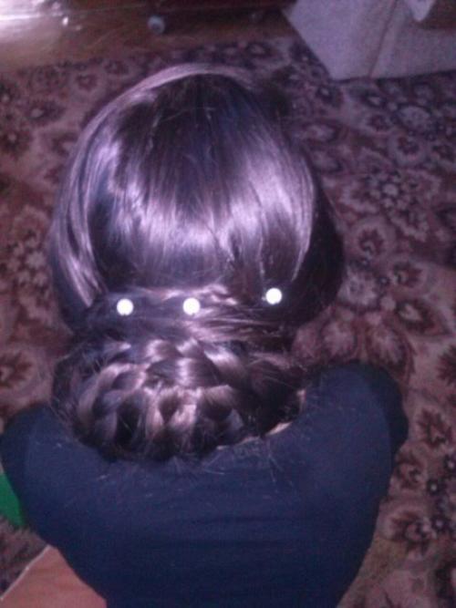 Делаю маникюр - 200 гелевое покрытие, педикюр - 200, прически - 150, макияж - 100. 05