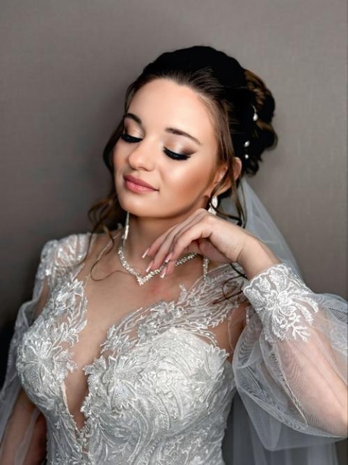 В день вашей свадьбы каждый момент должен быть незабываемым, и макияж с прической играют в этом особую роль. 07