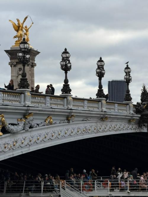 Продолжаем рассказывать, как мы готовили новый свадебный выпуск и что вас ждёт внутри. 04