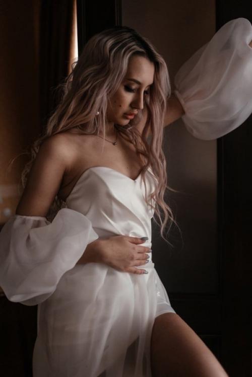 Обожаю создавать свадебные образы, вообще люблю работать с невестами, потому что они такие нежные и женственные. 02