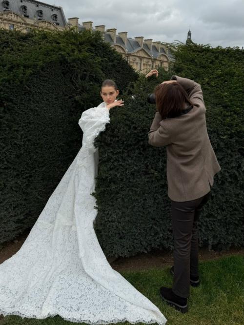 Продолжаем рассказывать, как мы готовили новый свадебный выпуск и что вас ждёт внутри. 01