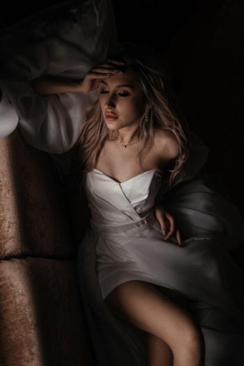 Обожаю создавать свадебные образы, вообще люблю работать с невестами, потому что они такие нежные и женственные. 01