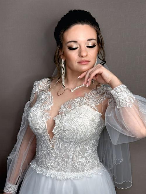 В день вашей свадьбы каждый момент должен быть незабываемым, и макияж с прической играют в этом особую роль. 02