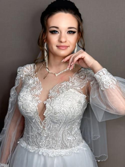 В день вашей свадьбы каждый момент должен быть незабываемым, и макияж с прической играют в этом особую роль. 04