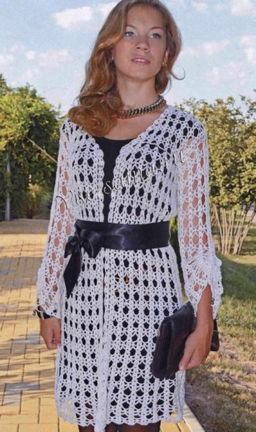 В 2016 году дизайнеры предлагают активно использовать в создании повседневных образов модные вязаные кофты - их еще называют кардиганами. 01