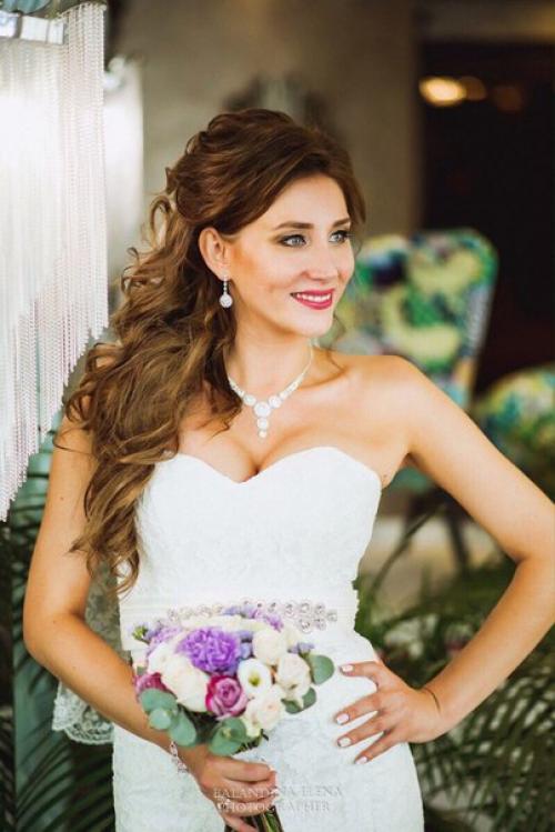 Для любой девушки свадьба - это очень важный день, к которому они готовятся очень тщательно. 01