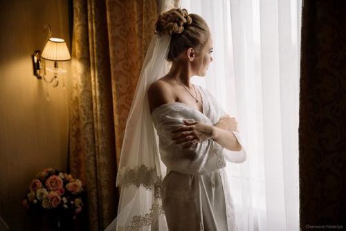 Для любой девушки свадьба - это очень важный день, к которому они готовятся очень тщательно. 02