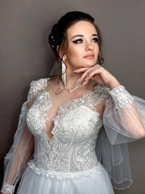 В день вашей свадьбы каждый момент должен быть незабываемым, и макияж с прической играют в этом особую роль. 09