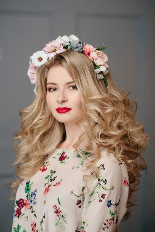 Многие невесты переживают, что свадебный макияж может быть слишком ярким, а прическа громоздкой. 01