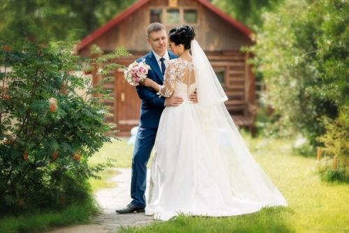 Для любой девушки свадьба - это очень важный день, к которому они готовятся очень тщательно. 03