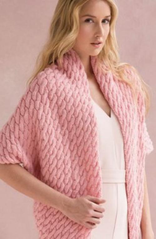 В 2016 году дизайнеры предлагают активно использовать в создании повседневных образов модные вязаные кофты - их еще называют кардиганами. 02