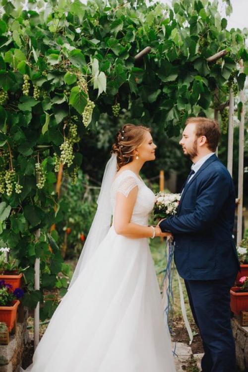 Для любой девушки свадьба - это очень важный день, к которому они готовятся очень тщательно. 04