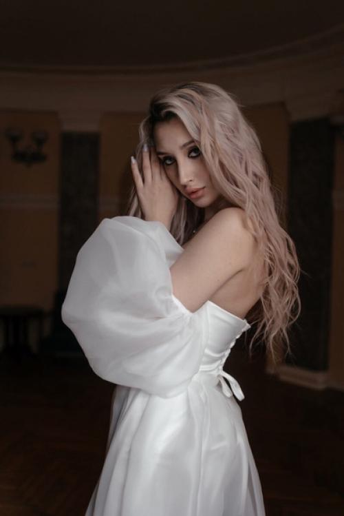 Обожаю создавать свадебные образы, вообще люблю работать с невестами, потому что они такие нежные и женственные. 05