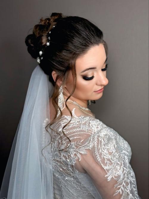 В день вашей свадьбы каждый момент должен быть незабываемым, и макияж с прической играют в этом особую роль. 03