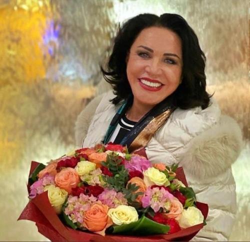 Обновив прическу и сделав удачный макияж, бабкина опубликовала в своем блоге фотографии в новом образе. 01